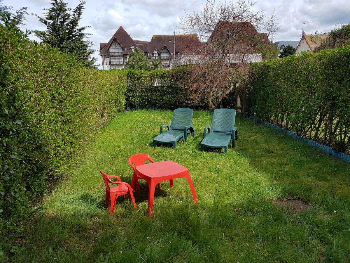 Appartement 2 pièces rez-de-jardin à 2 pas de la plage et de la thalasso Cabourg Esterno foto